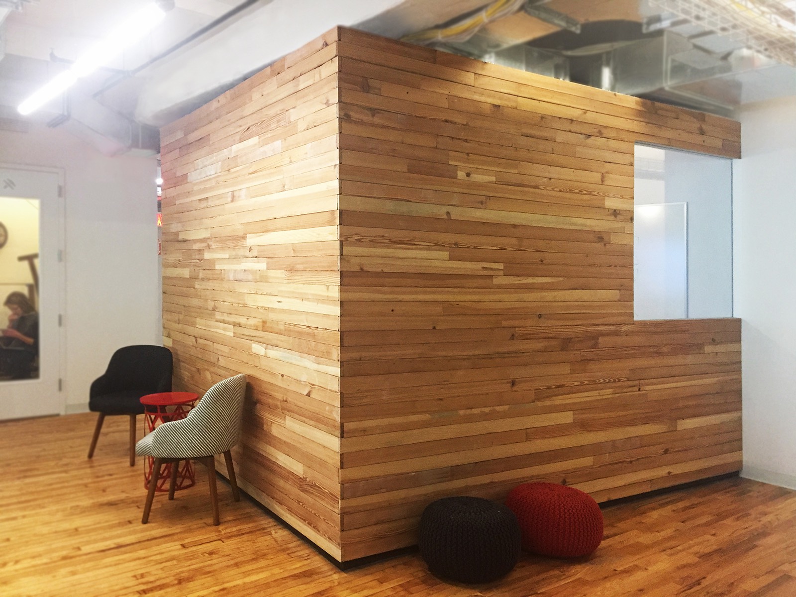 <a href="https://www.officelovin.com/wp-content/uploads/2017/07/alley-nyc-9.jpg"><img loading="lazy" decoding="async" class="wp-image-34495 size-full" src="https://www.officelovin.com/wp-content/uploads/2017/07/alley-nyc-9.jpg" alt="" width="1600" height="1067" /></a><figcaption id="caption-attachment-34495" class="wp-caption-text">Barber shop</figcaption> alley-nyc-8