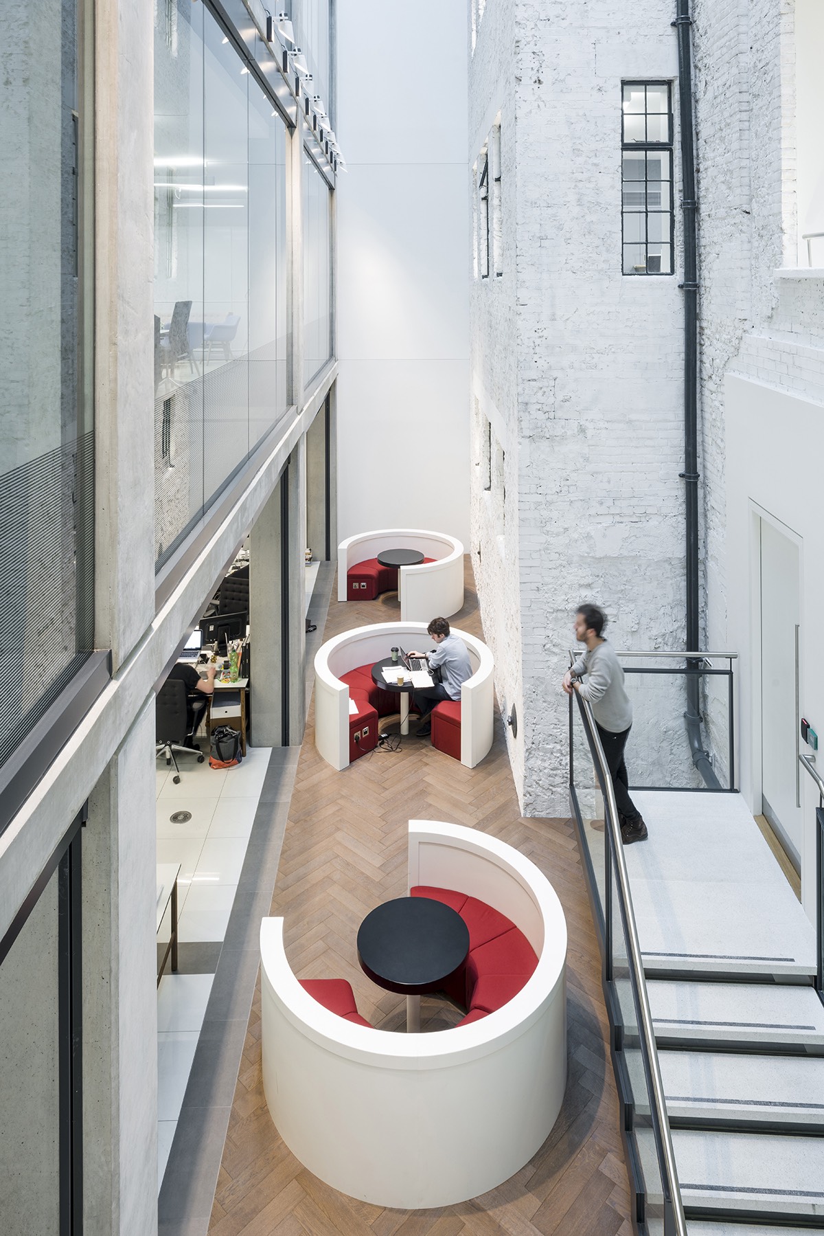 A Tour of Saatchi & Saatchi’s Super Cool London Office - Officelovin'