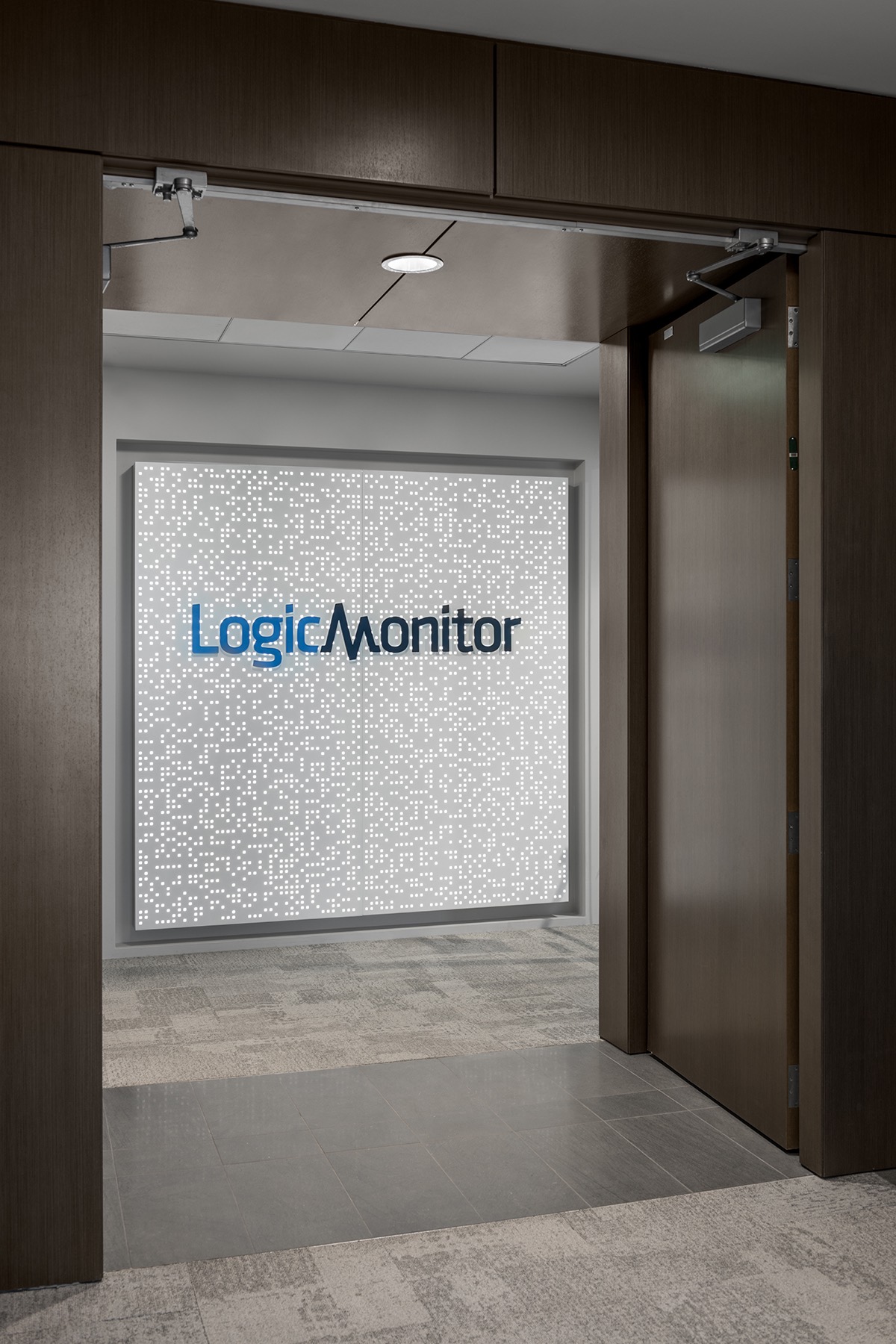 logic-monitor-office-1