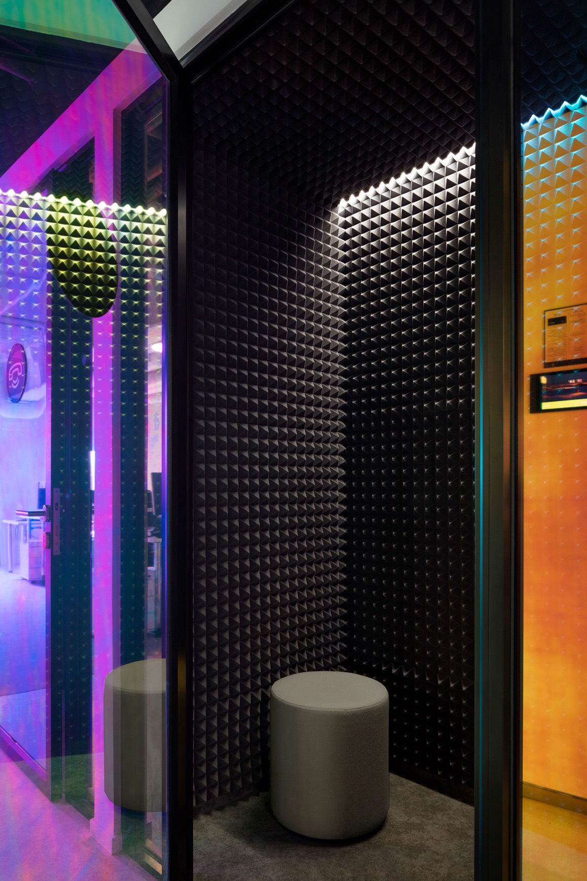 Soundproof phone booth lamoda-office-10
