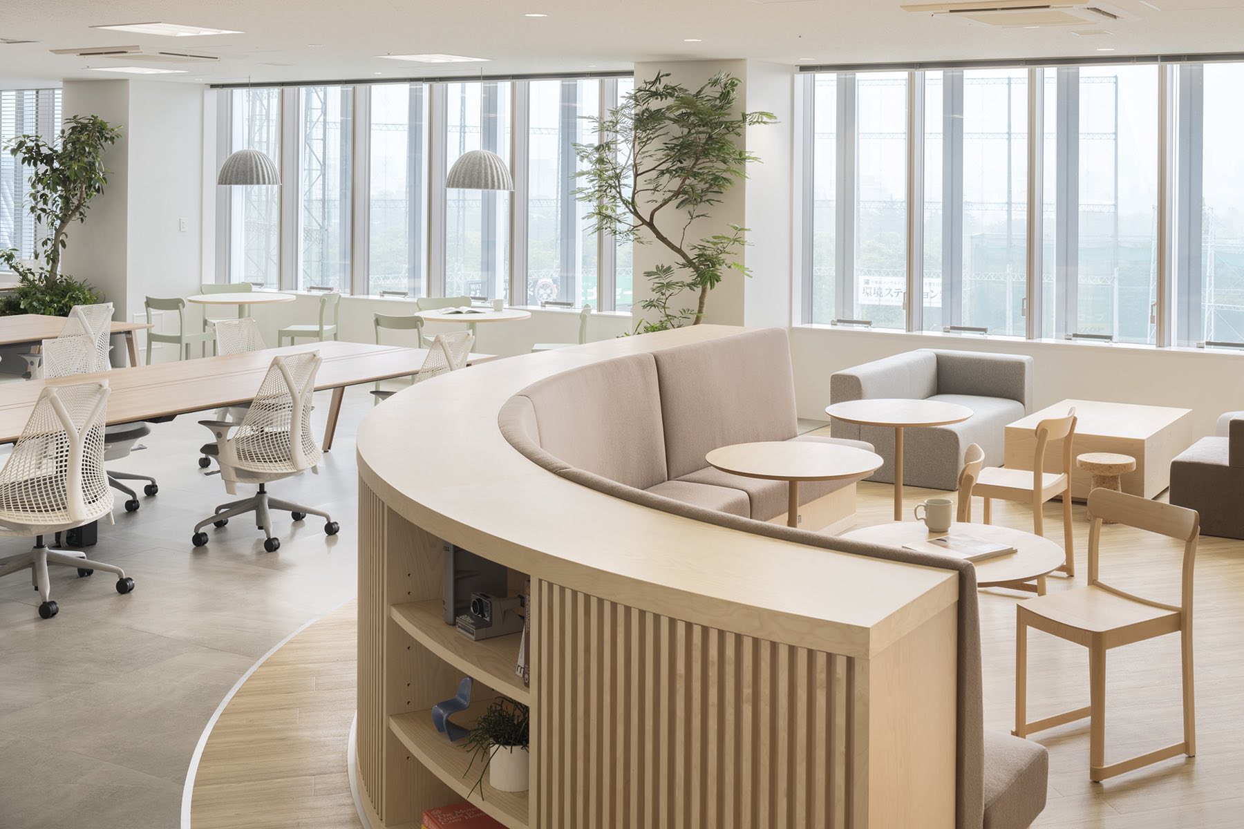 Open-plan workspace jaff-office-tokyo-1