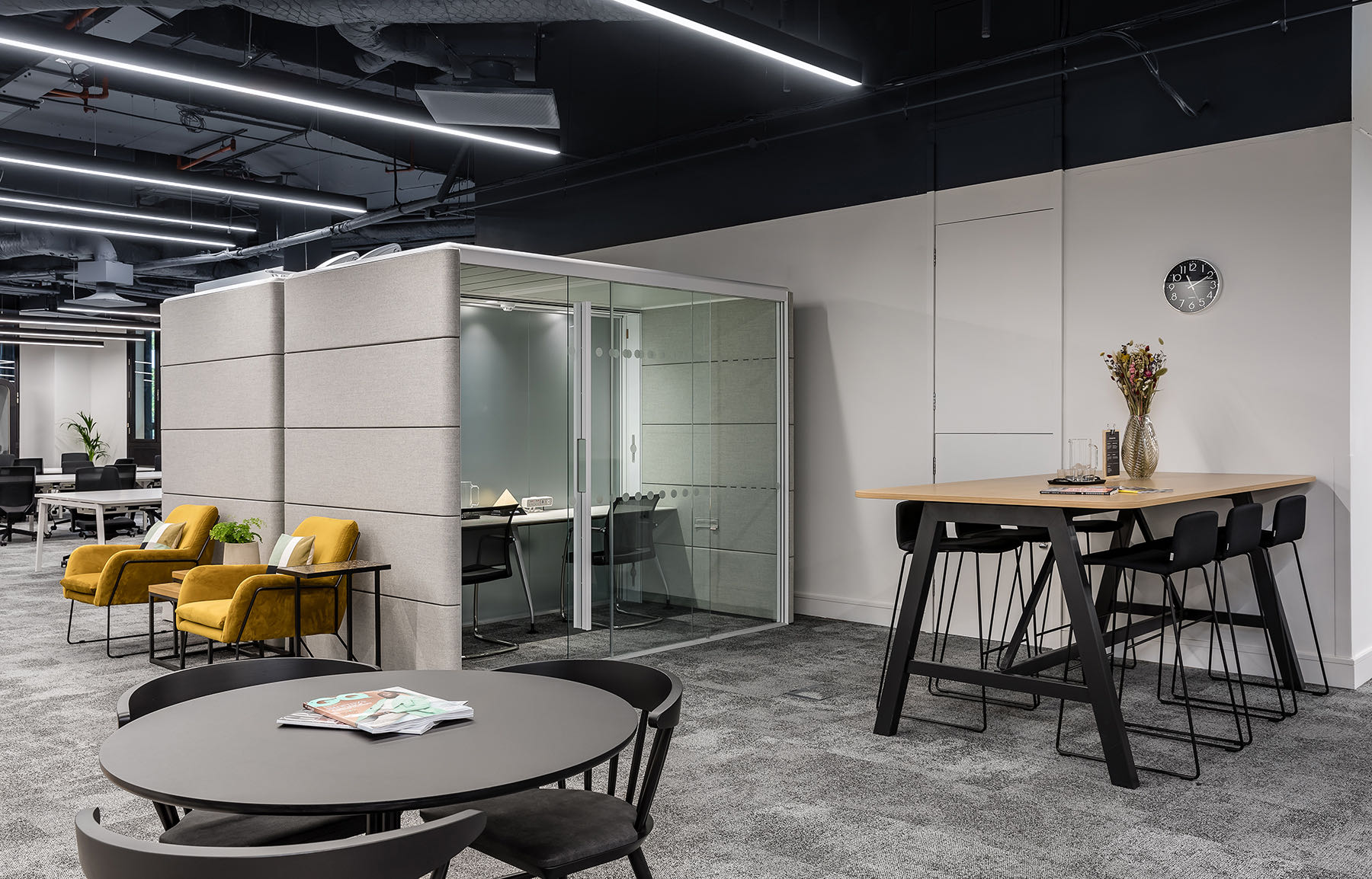 Collaborative space / phone booths knotel-london-office-5