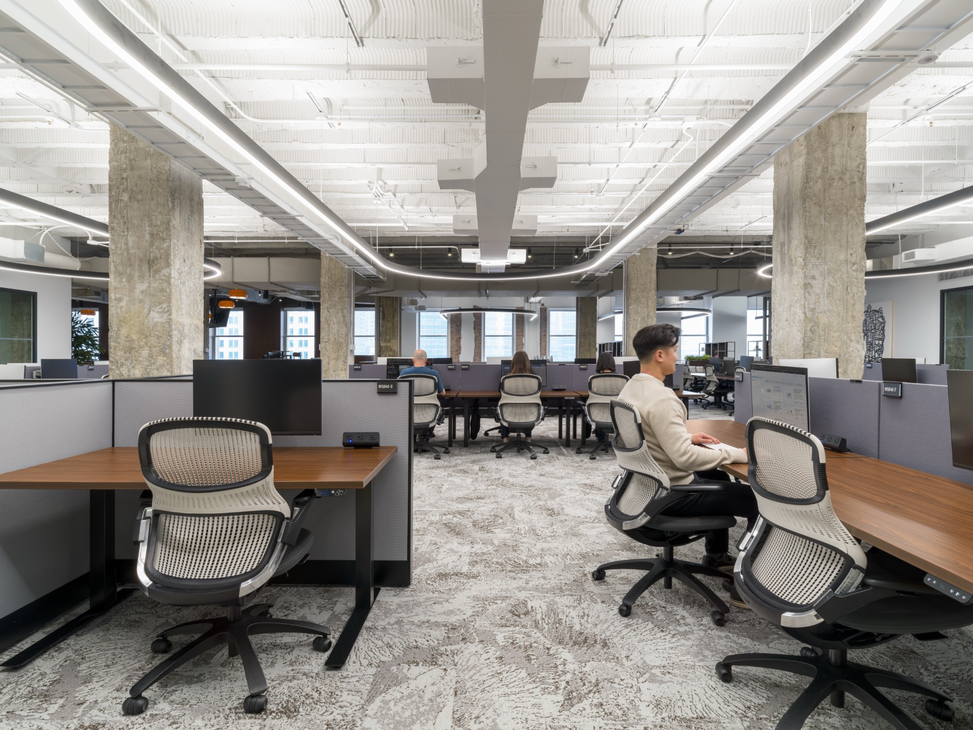 Open-plan workspace ipg-chicago-office-10