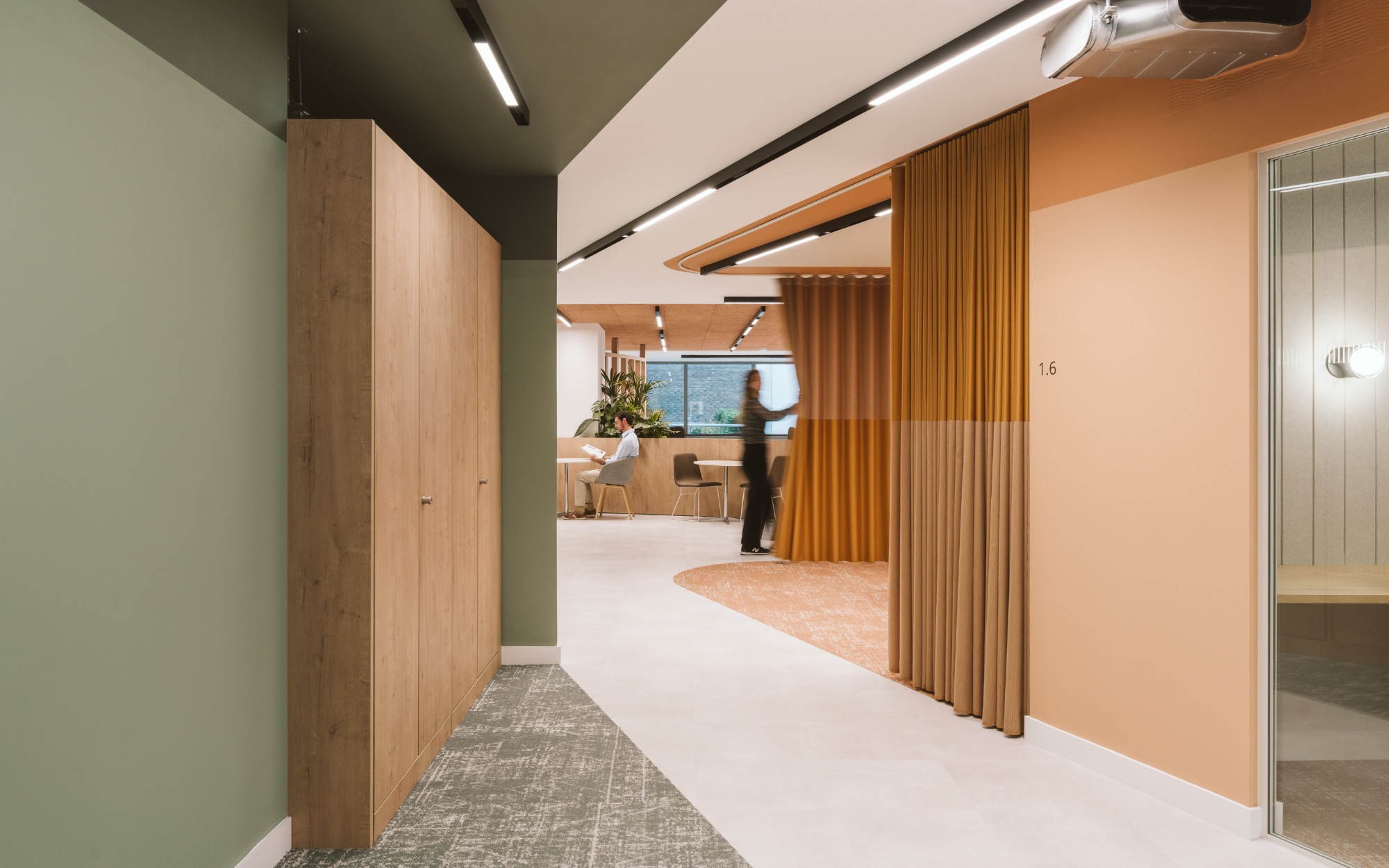 Corridor avison-young-10 – 8