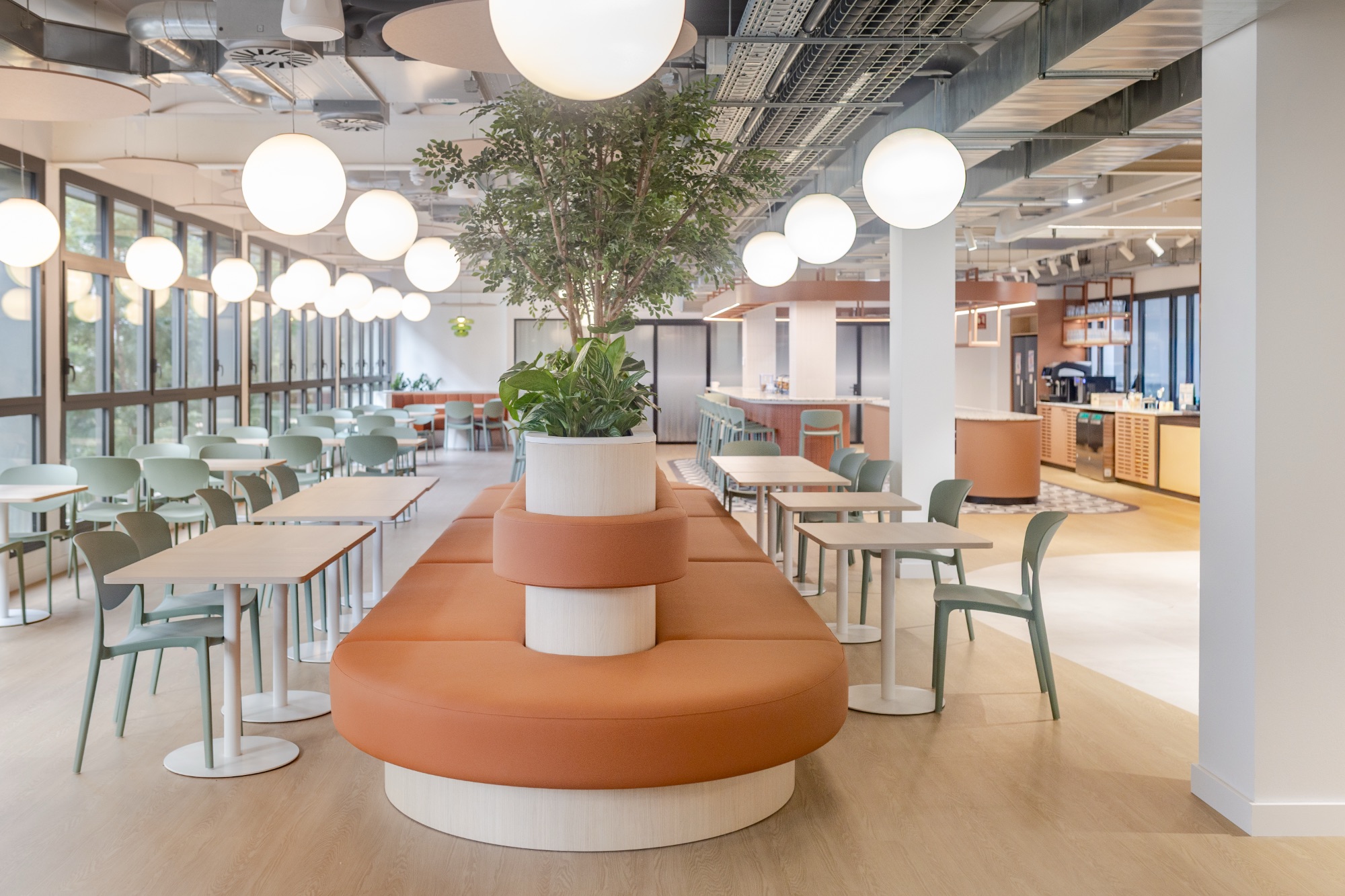 Bench coffee area criteo-barcelona-office-12