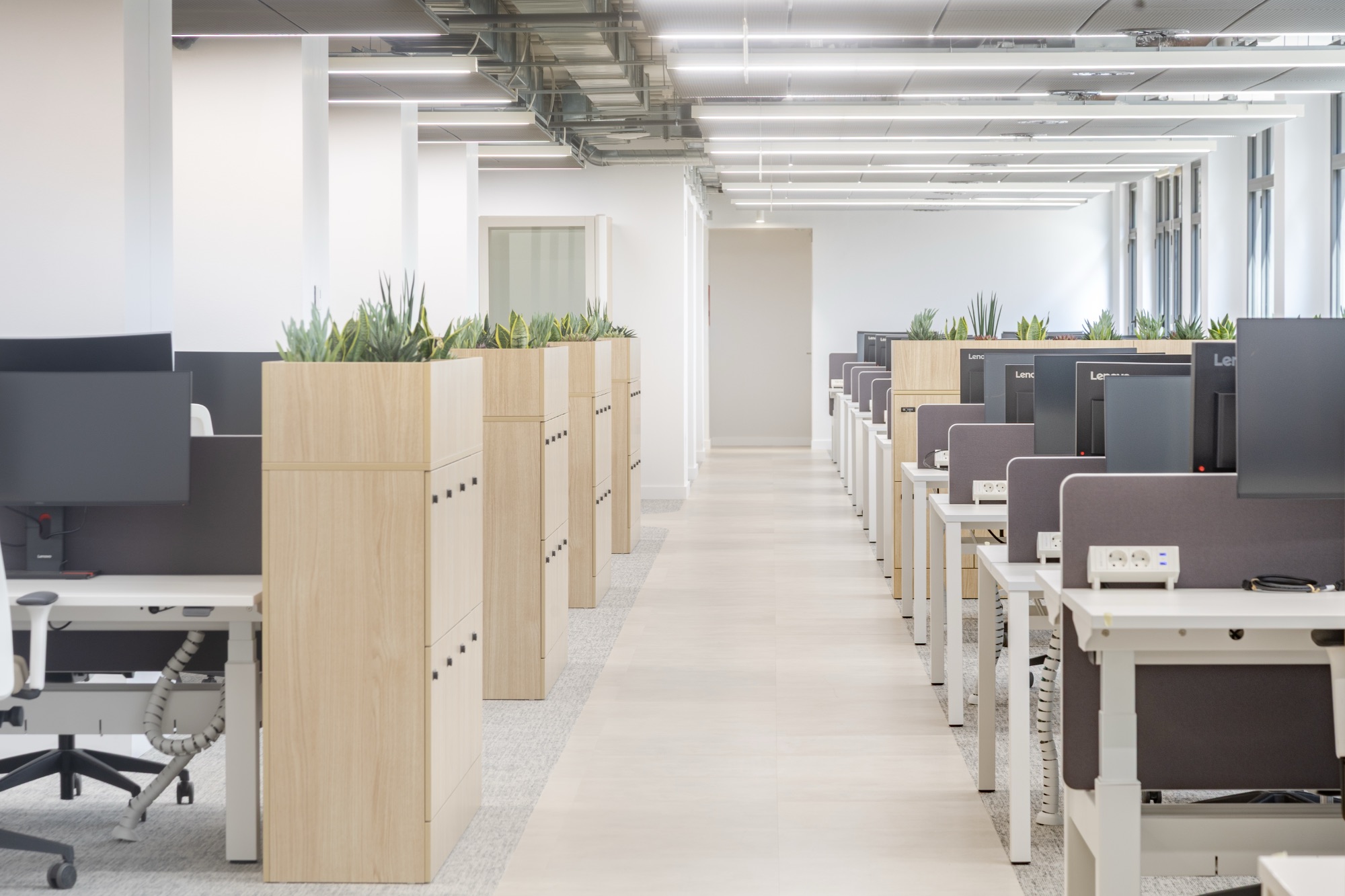 Open space workstations criteo-barcelona-office-3