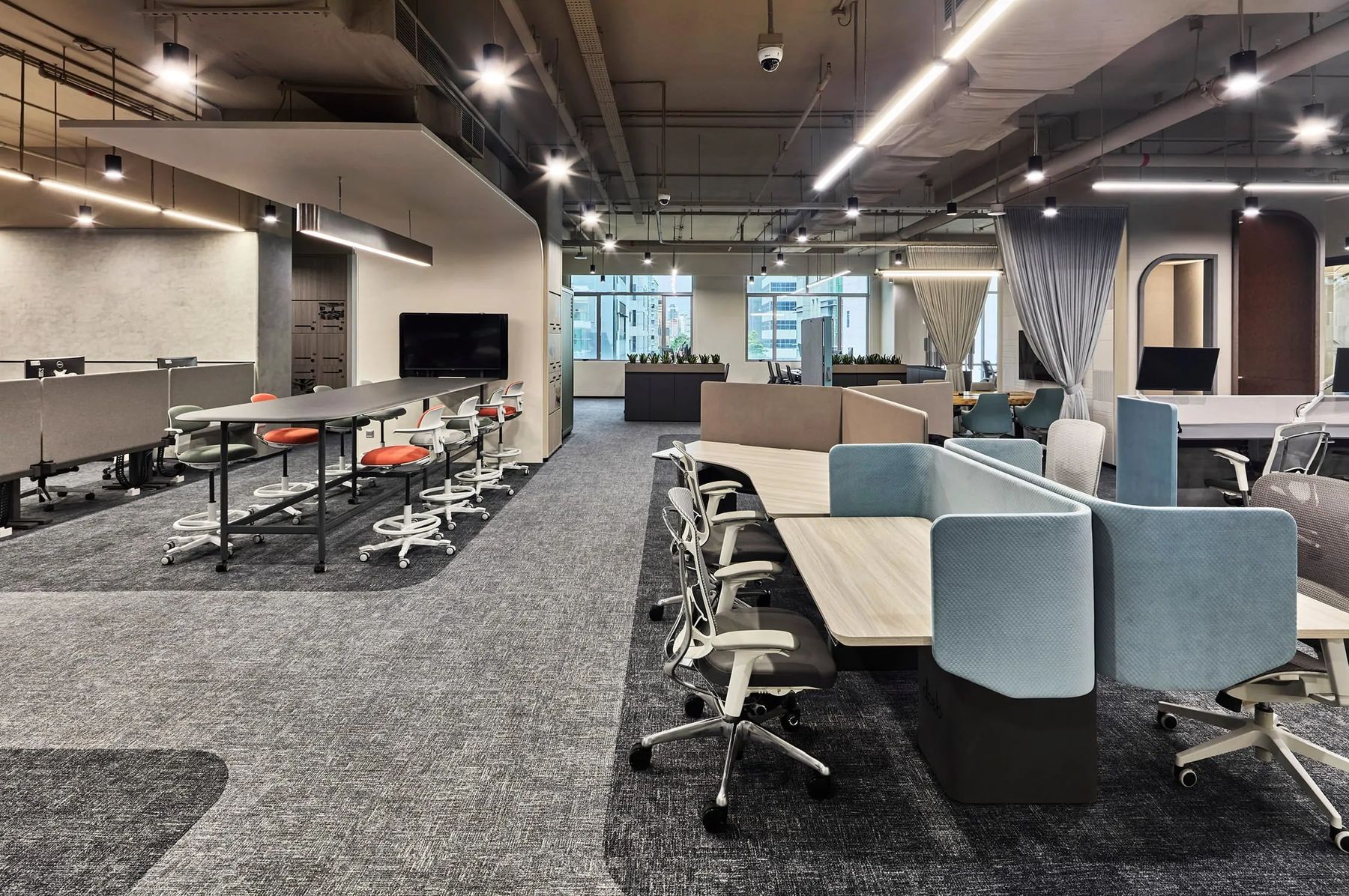Open-plan workspace dbb-singapore-office-11